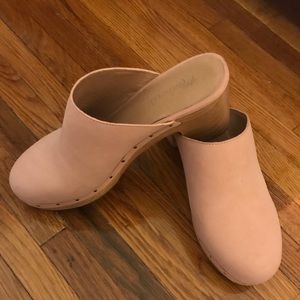 Madewell The Ayanna Clog in Antique Coral